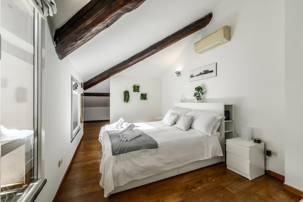 Buenos Aires' Nest - 10 Minutes From Duomo With Terrace Apartment Milan Bagian luar foto